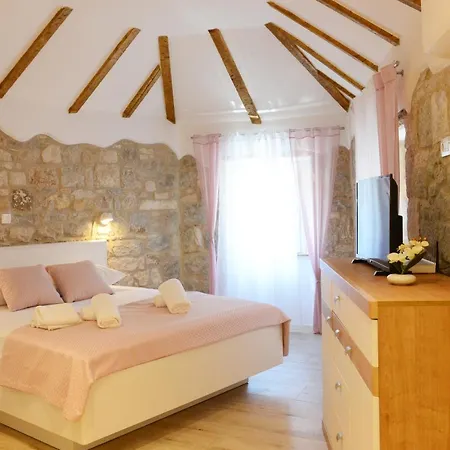 Old Town - Double Bed 180&200 Daire Split